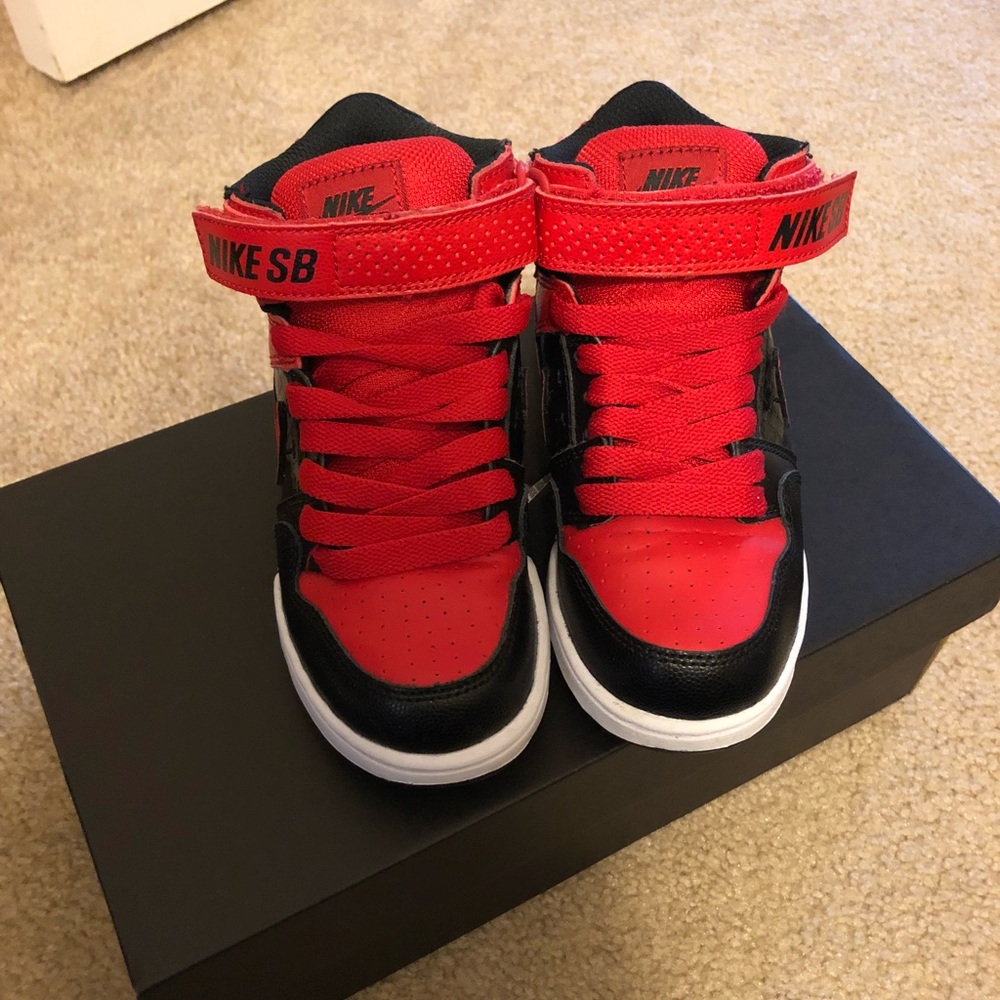 ***SOLD***Boys 11C Red & Black NikeSB
